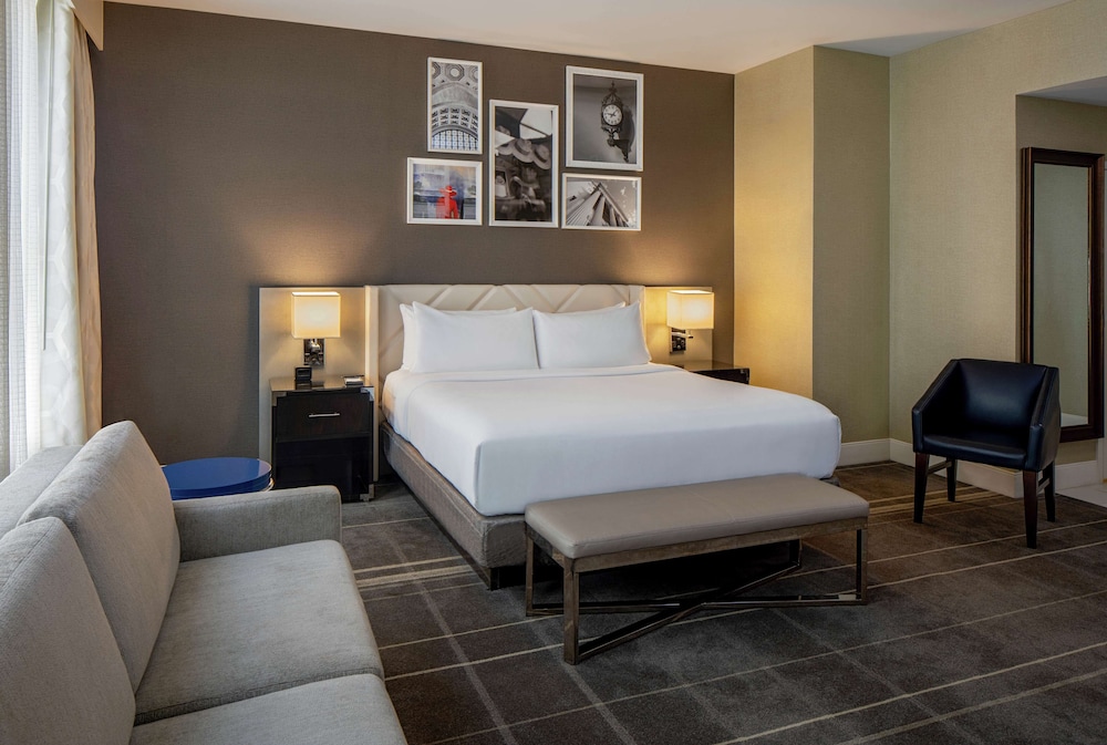 Deluxe Room, 1 King Bed with Sofa bed, Accessible (Roll-in shower) - Photo 4