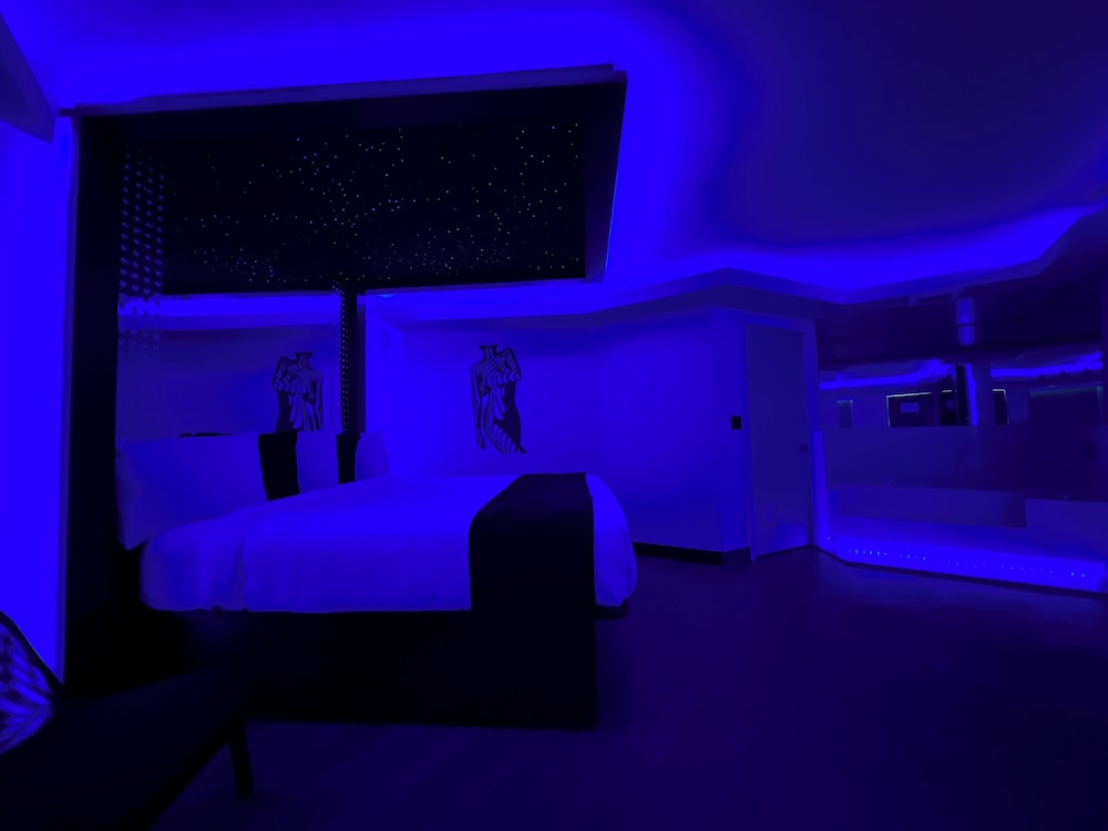 Standard Suite (Jacuzzi) photo 1