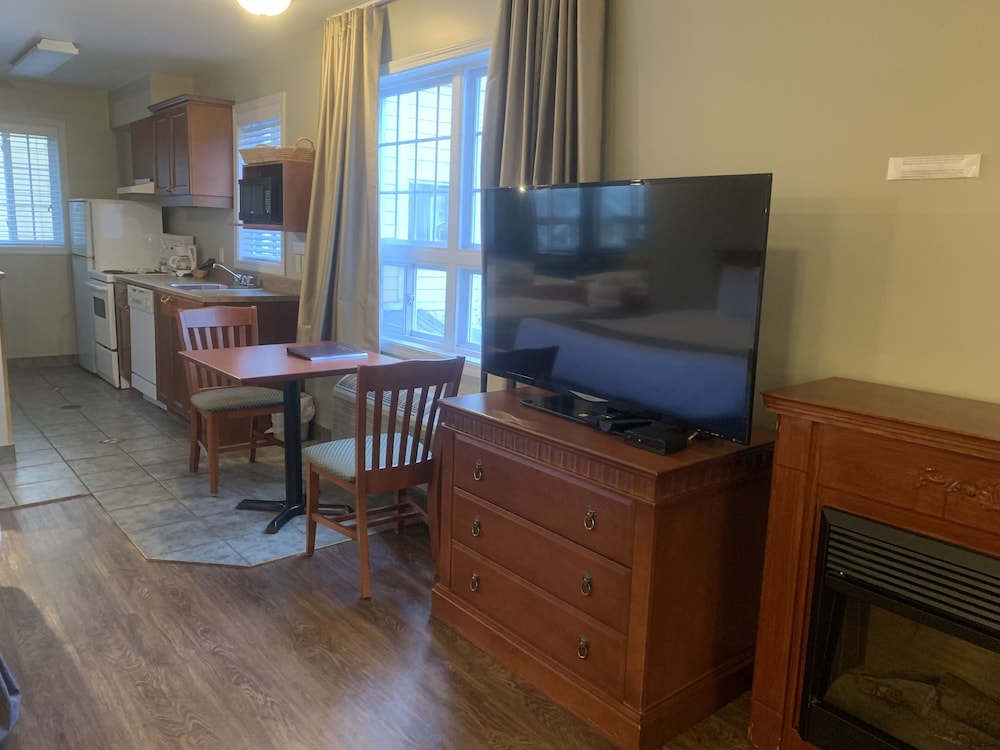 Superior Suite, 1 King Bed (Whirlpool Bath) photo 2