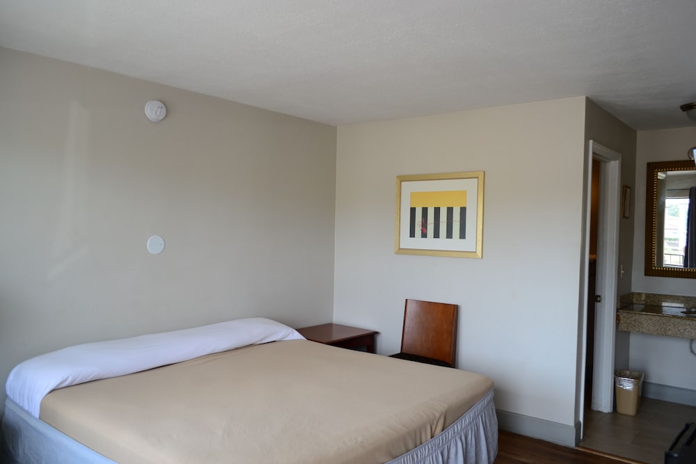 Honeymoon Suite, 2 Queen Beds, Hot Tub photo 1