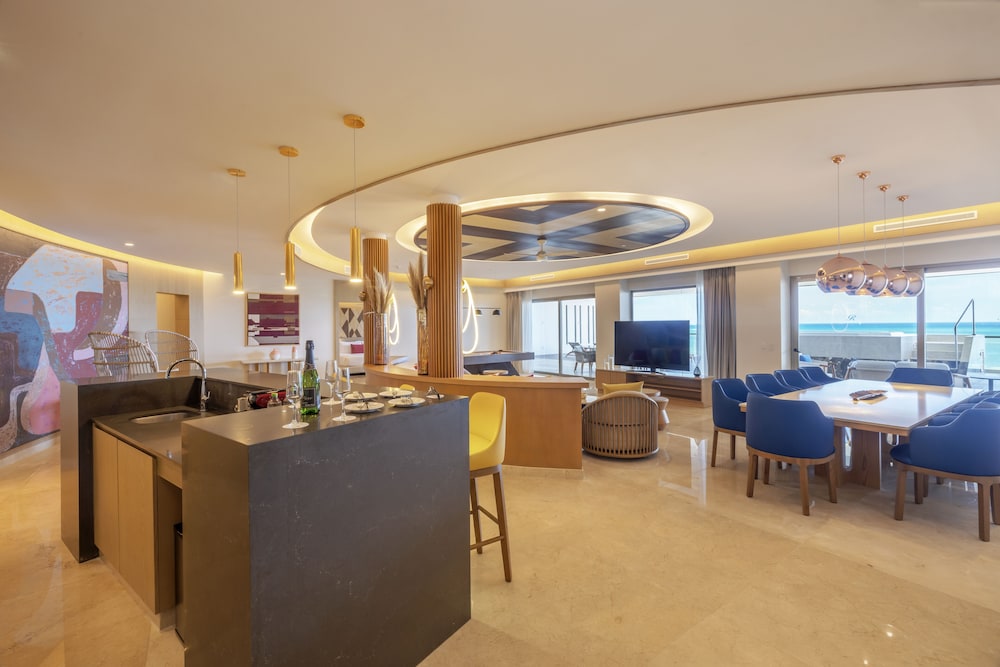Luxury Chairman Two Bedroom Suite Ocean Front Diamond Club - Photo 22