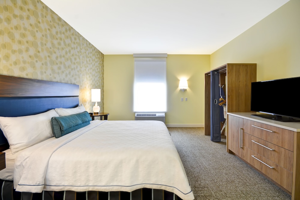 Suite, 1 King Bed, Accessible, Non Smoking (mob/hearing acc w/ roll-in shower) photo 2