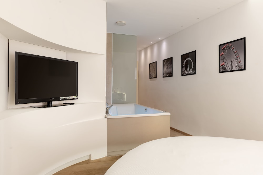 Round Suite with Hot Tub - Photo 8