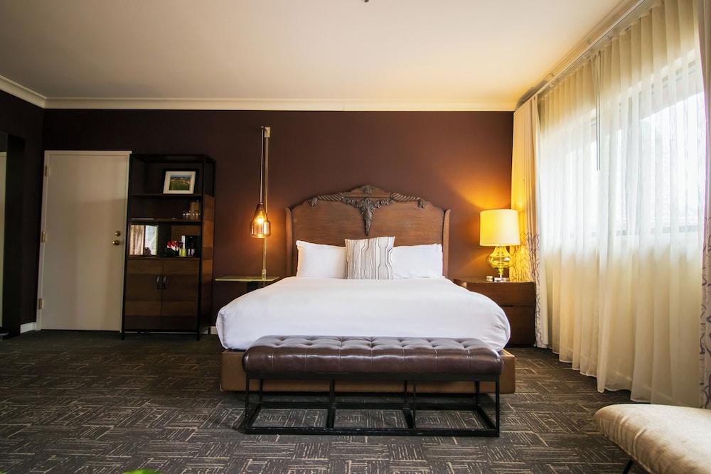 Essential Queen Room