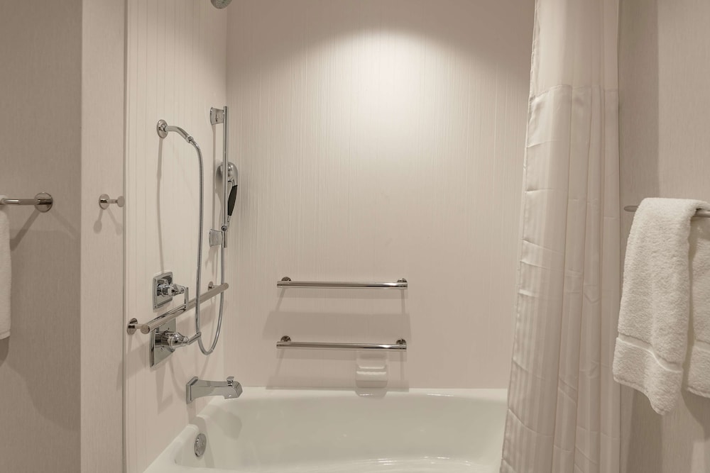 Room, 2 Queen Beds, Accessible, Bathtub