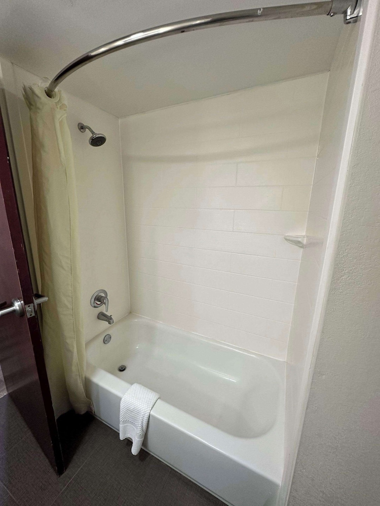 Standard Room, 1 King Bed, Non Smoking - Photo 8