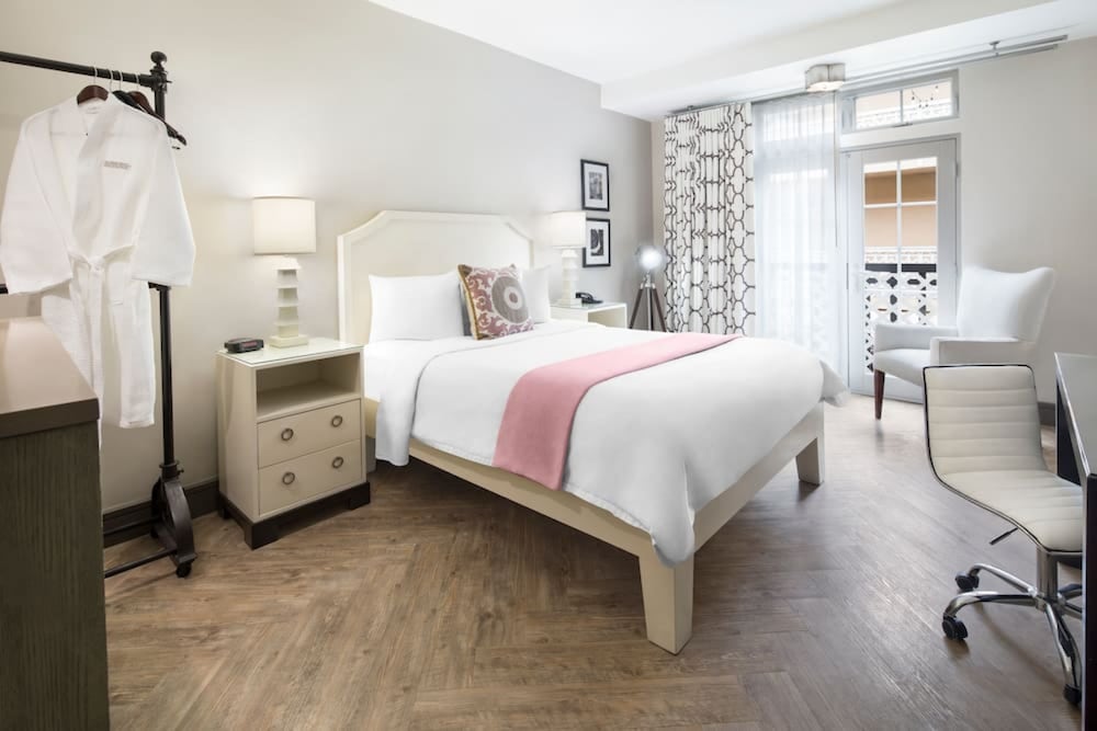Deluxe Room, 1 Queen Bed, Refrigerator & Microwave, City View