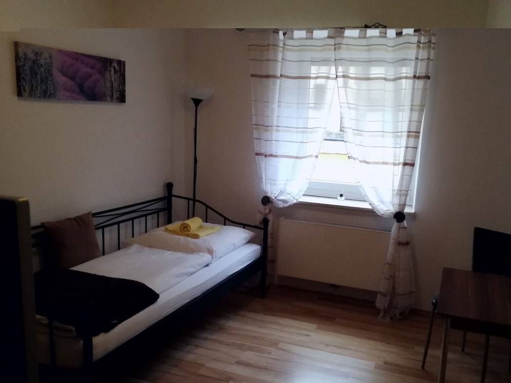 Standard Single Room, Shared Bathroom photo 3