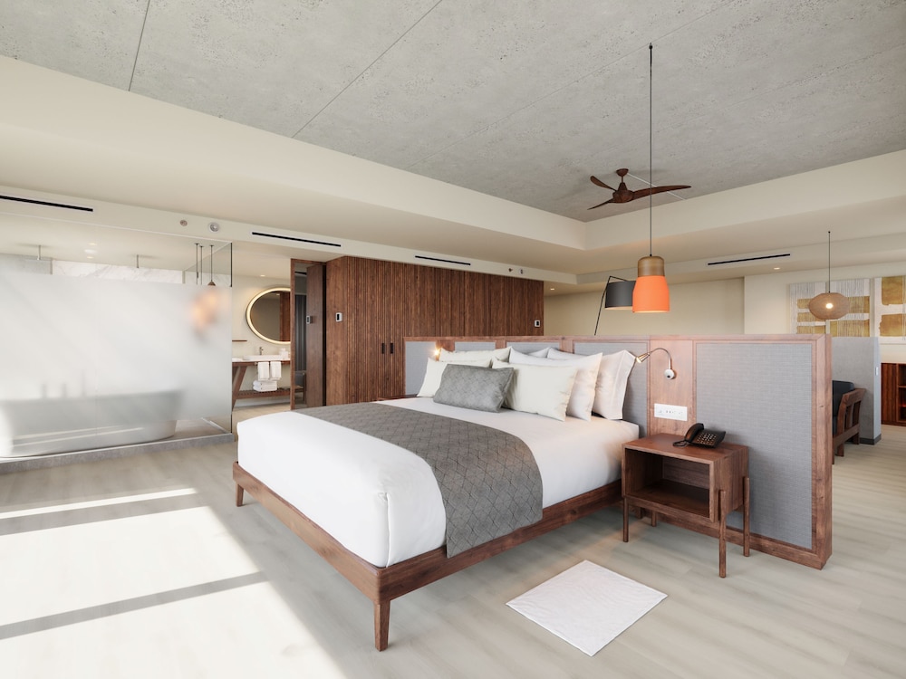 Vantage Club Master Suite Bay View King Bed