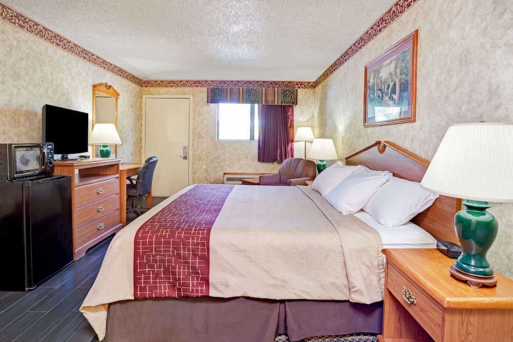 Room, 1 King Bed, Non Smoking - Photo 1
