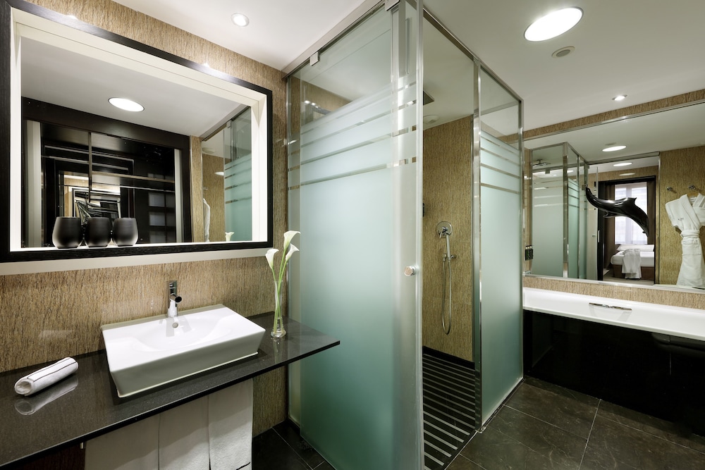 Standard Triple Room thumbnail 5