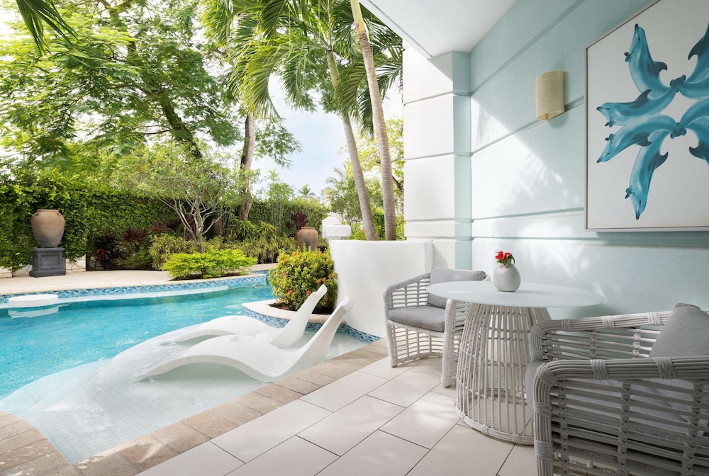 West Bay Honeymoon Hideaway Swim-up Crystal Lagoon Zen Butler Suite (ZSS) photo 3