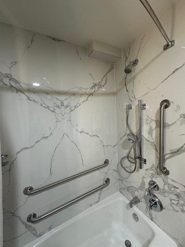 Room, 1 King Bed, Non Smoking (Mobility, Bathtub W/grab Bars) - Photo 2