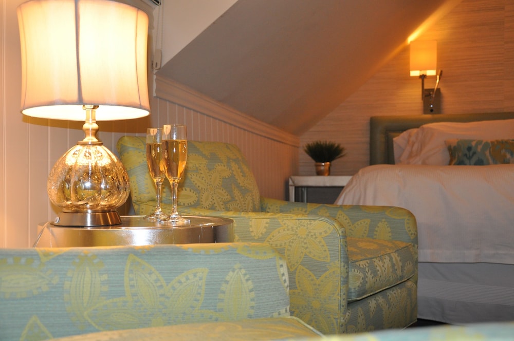 Room (Room 6)