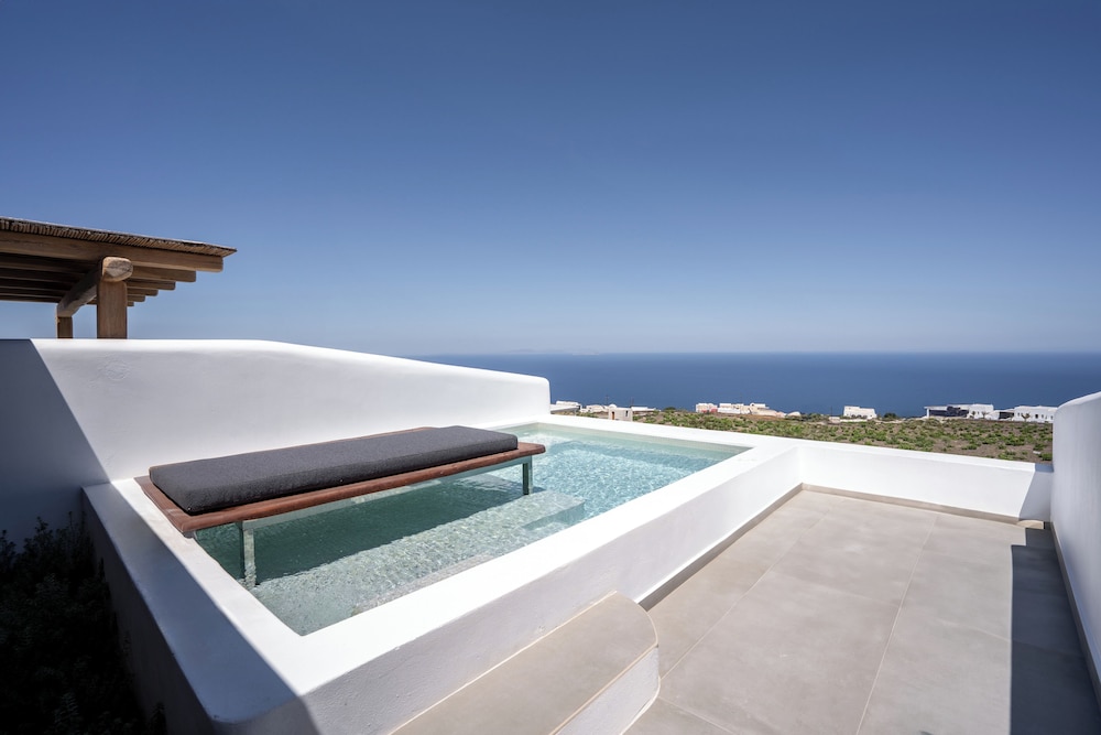 Superior Suite with sea view and heated plunge pool - Photo 6