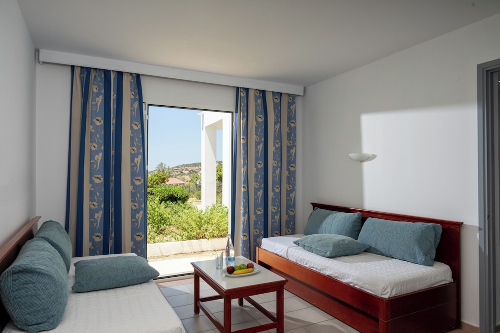 Family Room, Garden View - Photo 2