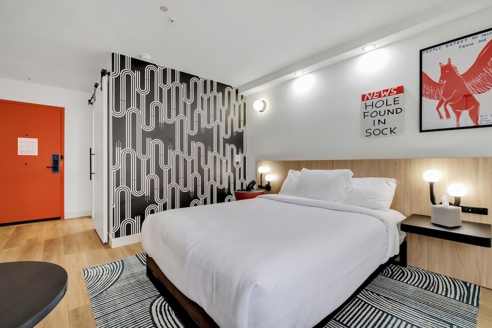 Standard Room, 1 Queen Bed, Accessible - Photo 2