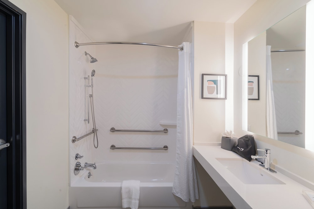 Standard Room, 1 King Bed, Accessible (Accessible Tub) - Photo 7