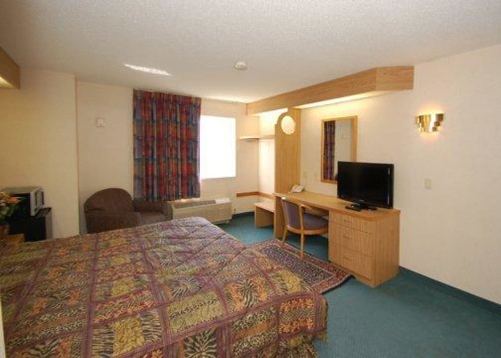 Standard Room, 1 King Bed, Non Smoking - Photo 6