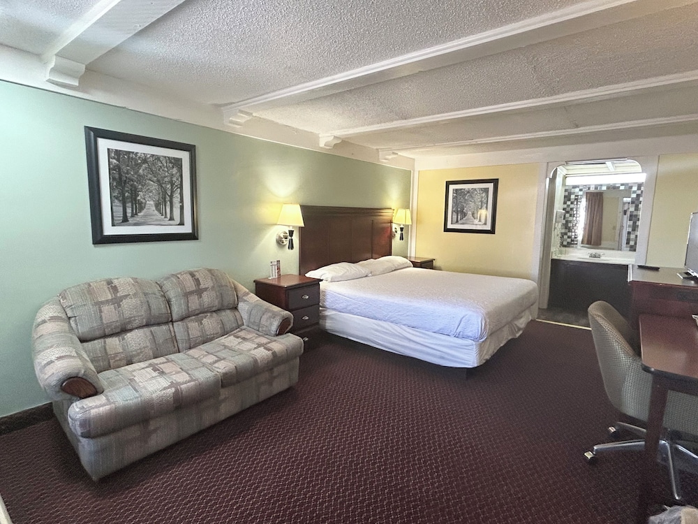 Room, 1 King Bed, Smoking photo 1