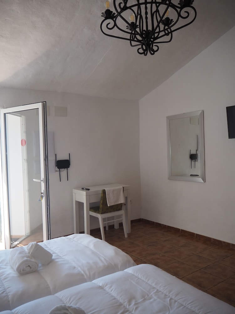 Basic Double Room, 2 Twin Beds, Non Smoking, Garden View photo 3