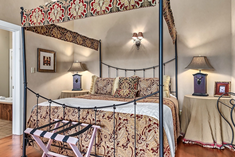 Romantic Studio Suite, 1 King Bed, Mountain View photo 3