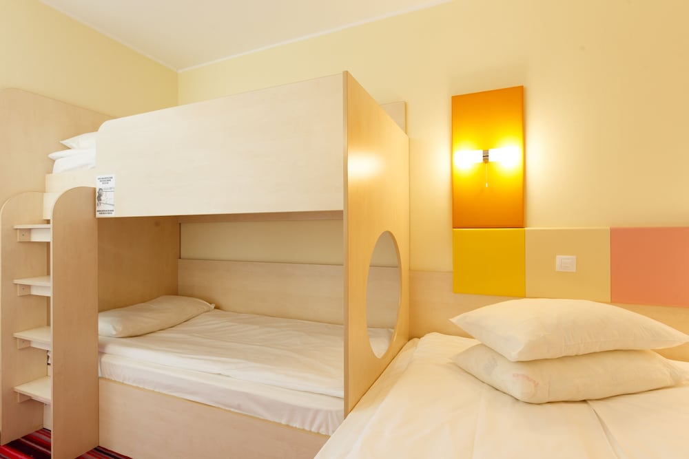 Standard Room, Without Seaview, Queens Bed + Bunk Beds, Air-Condition, Balcony, Nonsmoking photo 2