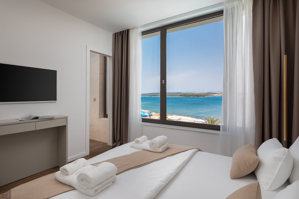 Luxury Villa, Private Pool, Beachfront photo 2