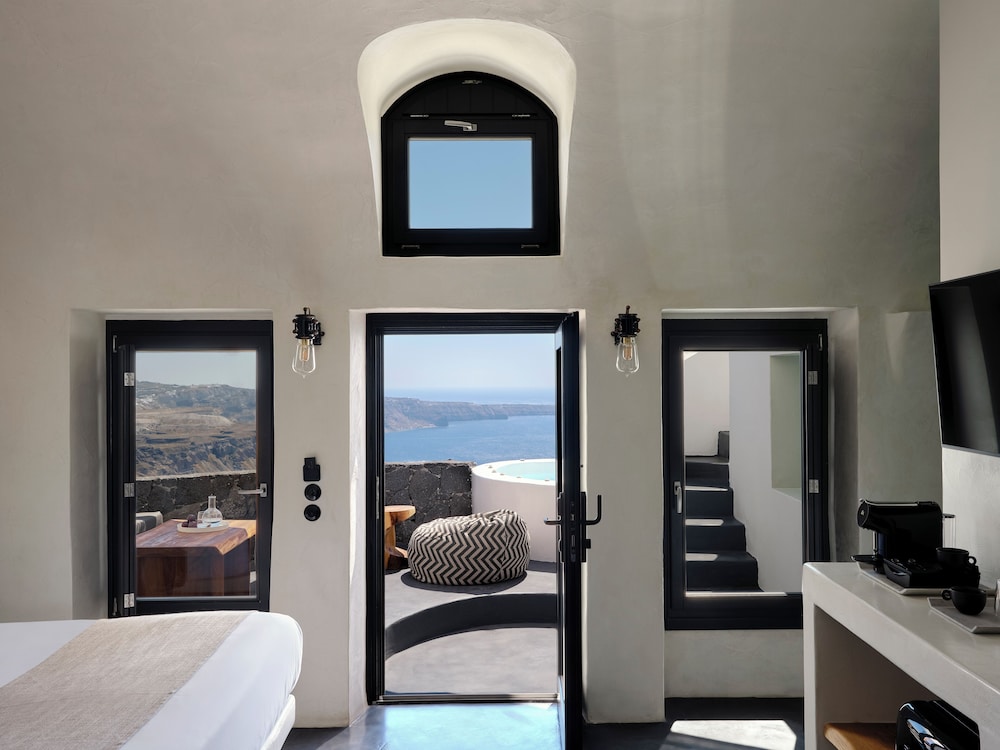 Executive Honeymoon Cave with Caldera View, Outdoor and Indoor Hot Tub - Photo 2