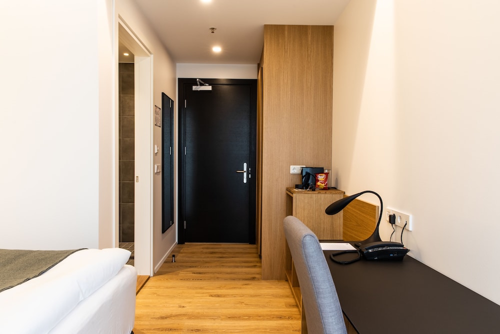 Standard Double or Twin Room - Photo 7