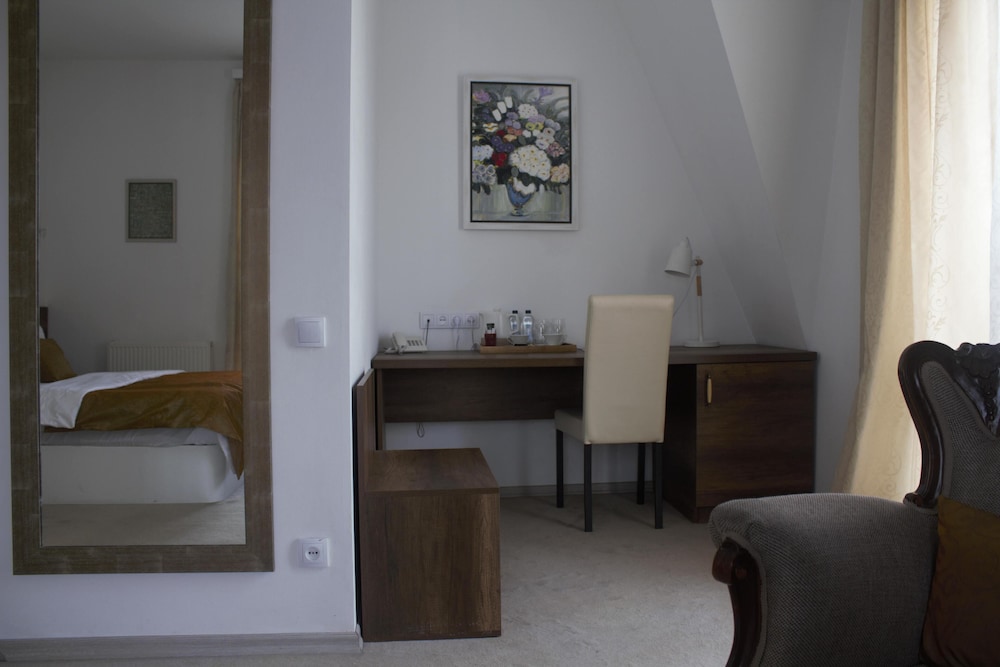 Elite Suite, 1 Queen Bed, Balcony, City View photo 2