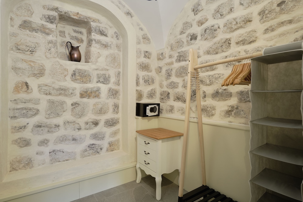 Suite, 1 Bedroom - Photo 4