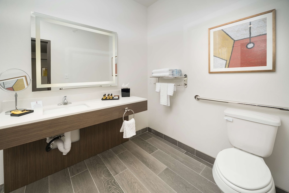 Suite, 2 Queen Beds, Accessible, Kitchen (with Sofabed, Full Kitchen) thumbnail 6