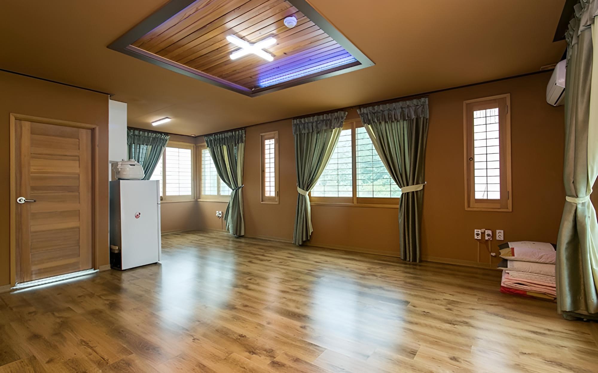 Room (Room 202)