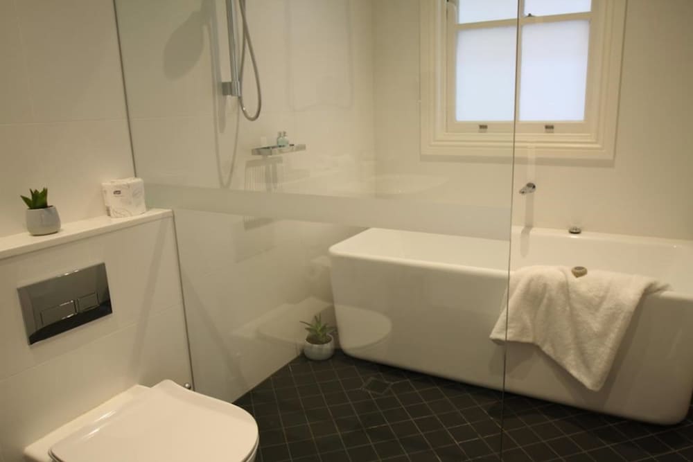 Deluxe Heritage King Suite
