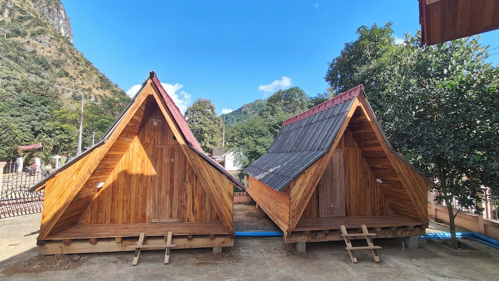 Classic Chalet, 1 Queen Bed, Patio, Hill View photo 1