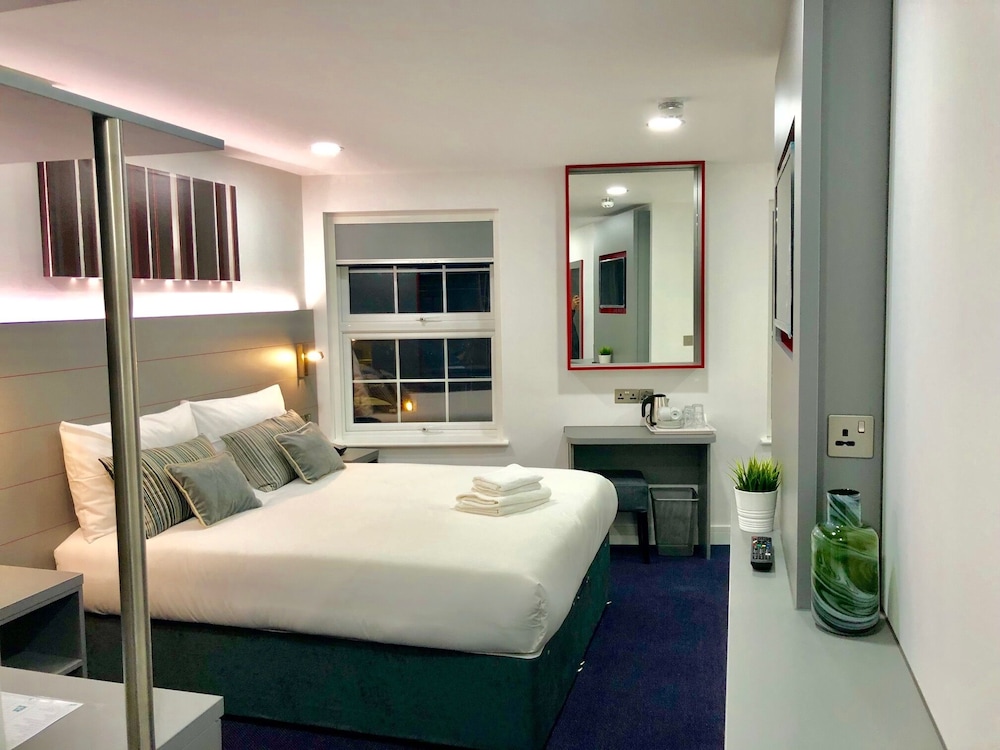 Double or Twin Room, Ensuite - Photo 8