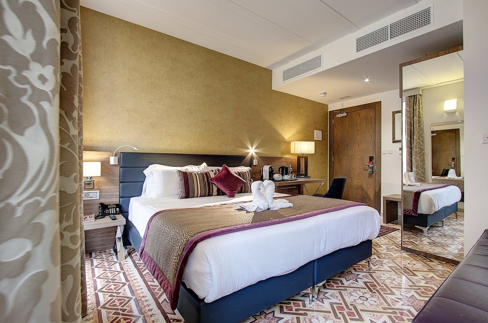 Triple Room (2x Twin Beds on Request Only) photo 3