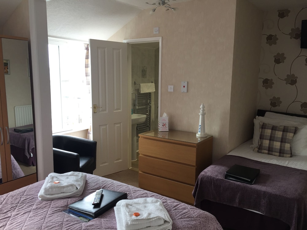Double or Twin Room, Ensuite photo 2