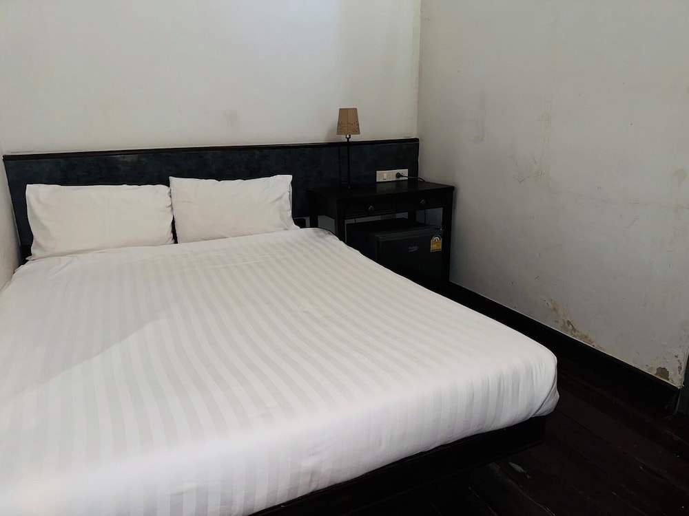 Standard Room, 1 Queen Bed photo 2