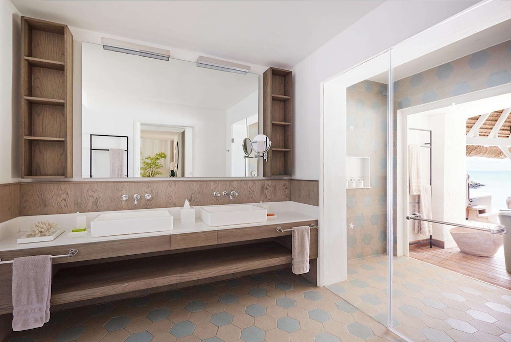 Junior Suite, 1 King Bed (56 sqm) - Photo 5