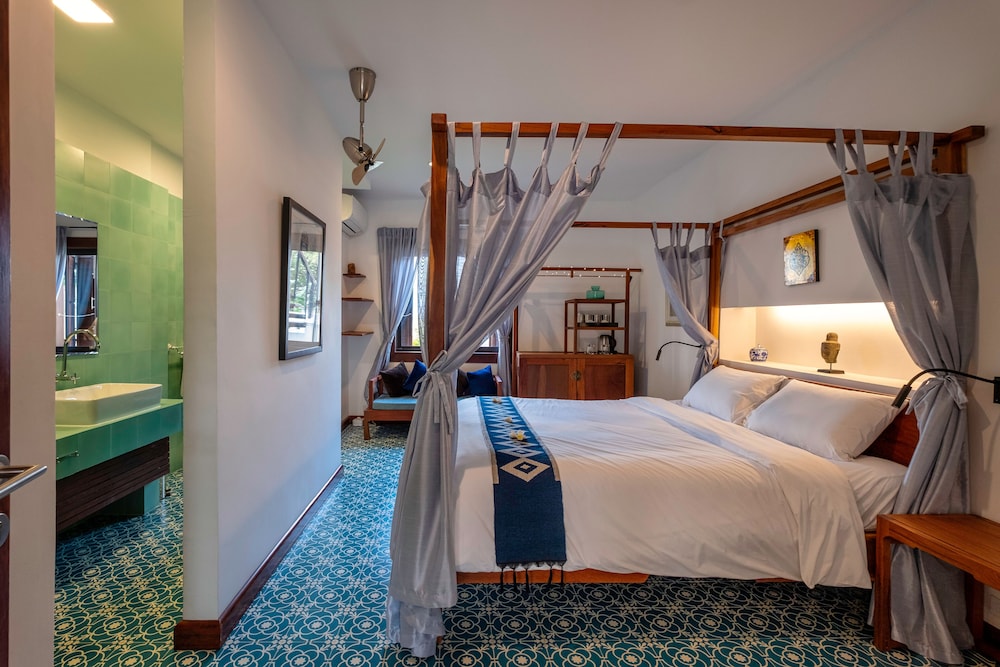 Deluxe Suite, 1 King Bed, River View photo 2