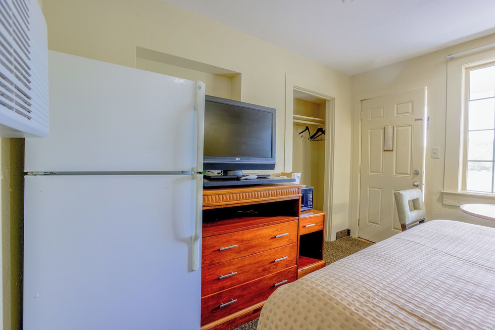 Room, 1 Queen Bed, Smoking photo 2