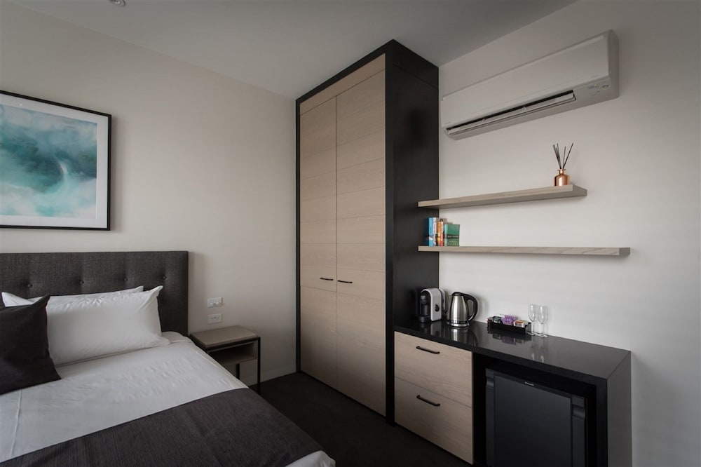 Studio King Suite - Photo 2