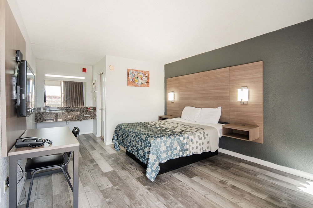 Standard Room, 1 Queen Bed, Smoking - Photo 5