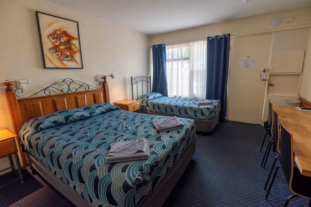 Motel Room - Double and One Single photo 2