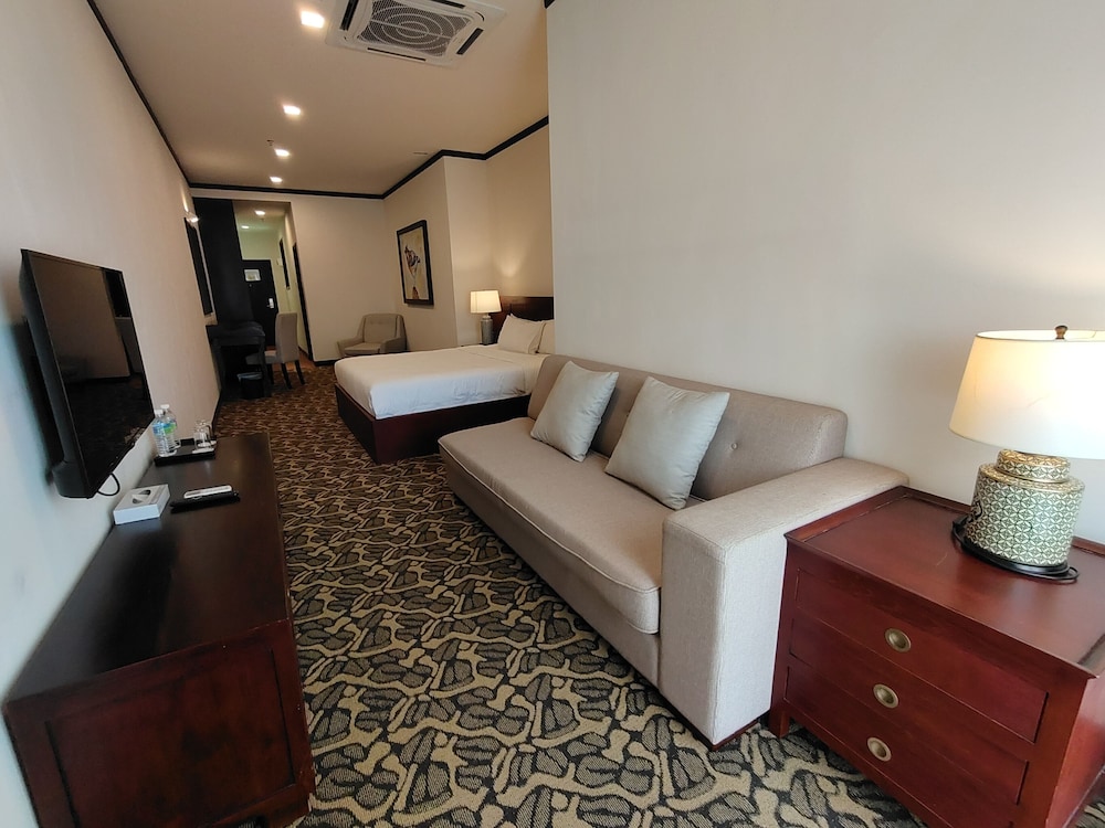 Riviera Deluxe King Suite photo 3