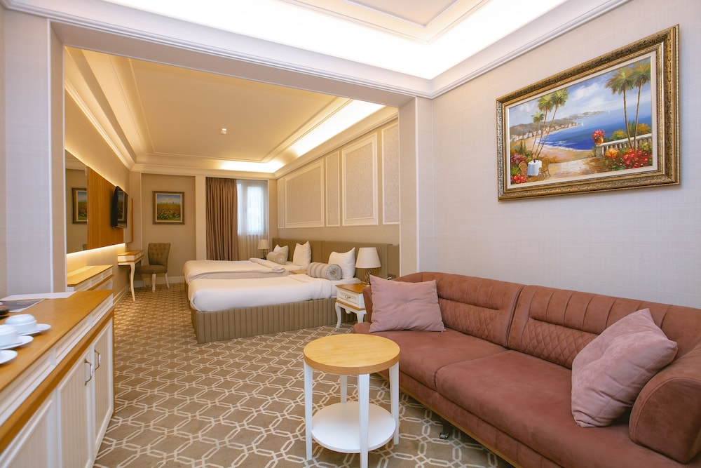 Junior Suite, 1 King Bed - Photo 1
