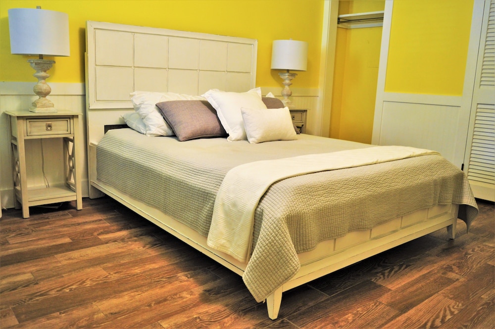 Standard Room, 1 Queen Bed photo 2