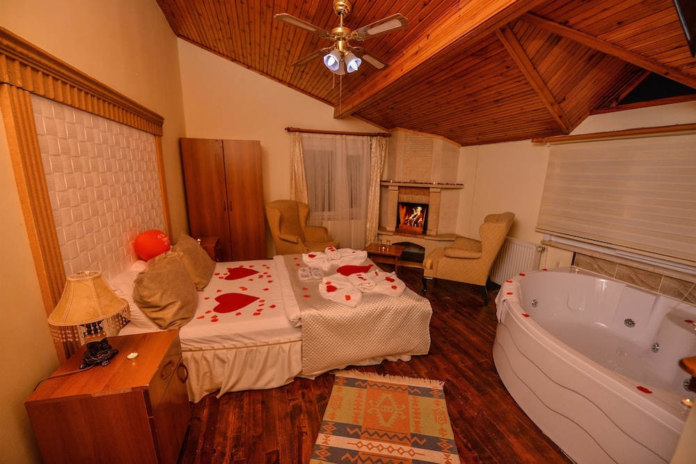 Deluxe Double Room with Spa Bath and Fireplace photo 2